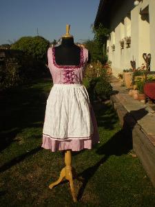 Bavorka - růžové šaty