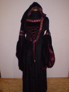 Sametové šaty s kapucí